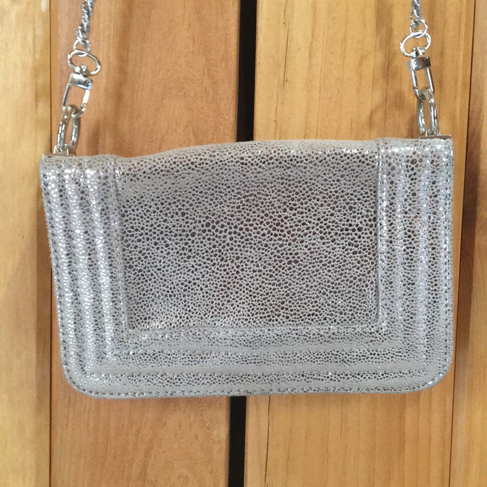 Metallic clutch with strap